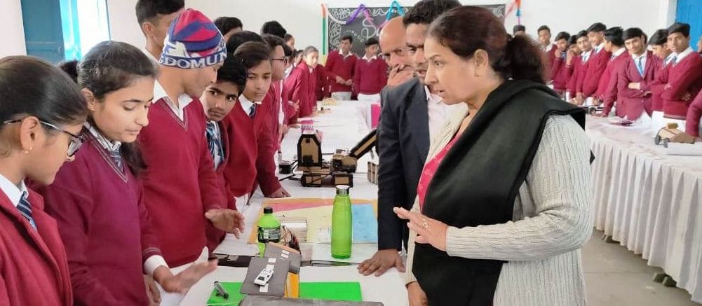 Display of models in science exhibition