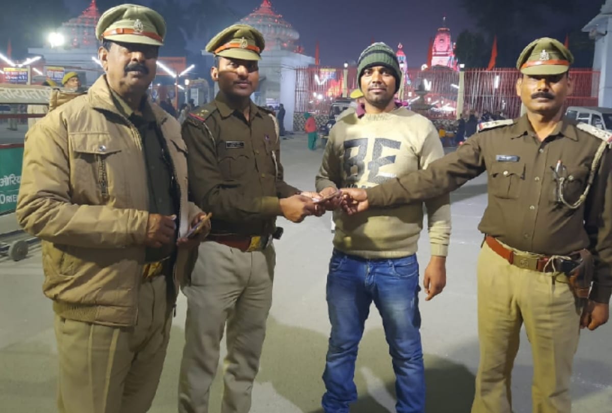 Police presented honesty, SSB jawans visit Gorakhnath temple returned fell 18 thousand