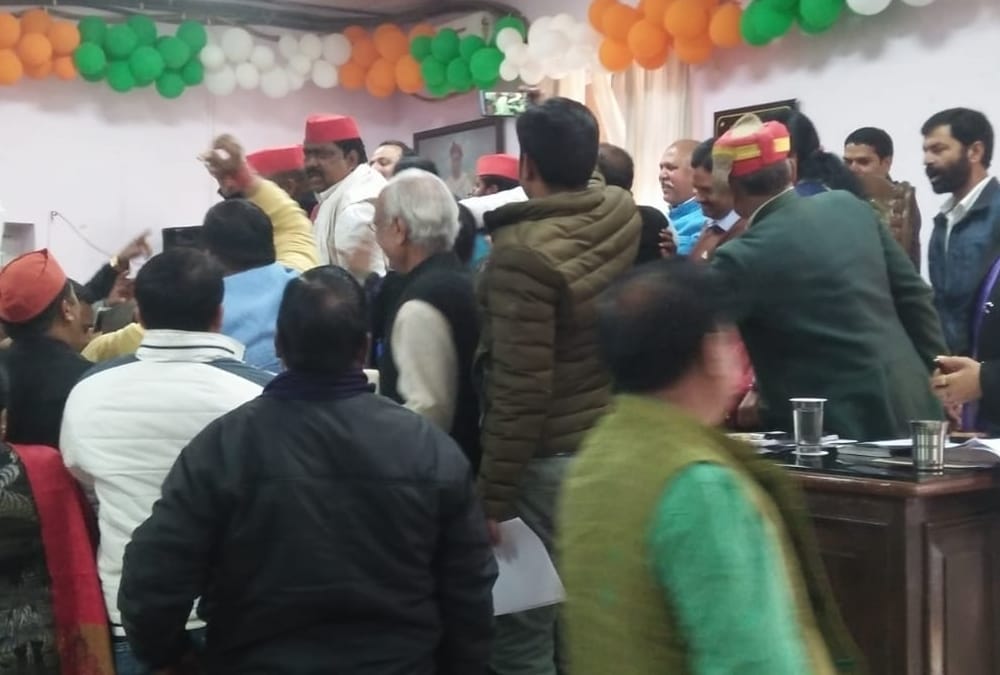 Clash between SP and BJP member in Lucknow Nagar Nigam.