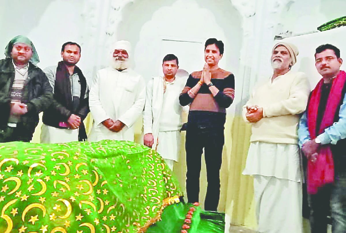 Dr Kumar Vishwas read poetry in Basti mahotsav