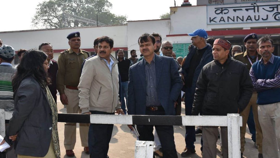 samay nahin bataaya, ilektrik tren jald chalane kee baat kah gae deeaarem