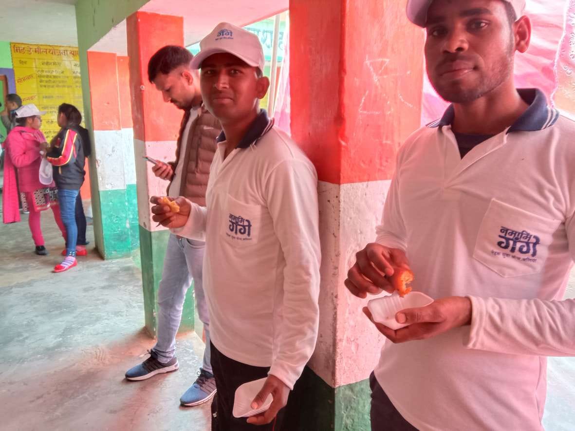 Tea-snacks in plastic utensils along the Ganges
