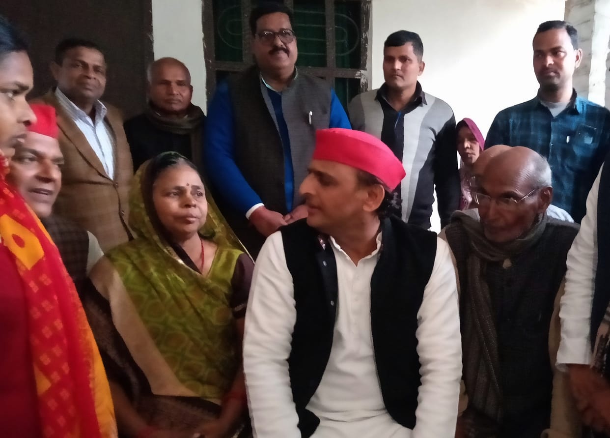 Akhilesh Yadav targeted CM Yogi, met family members of former MPs