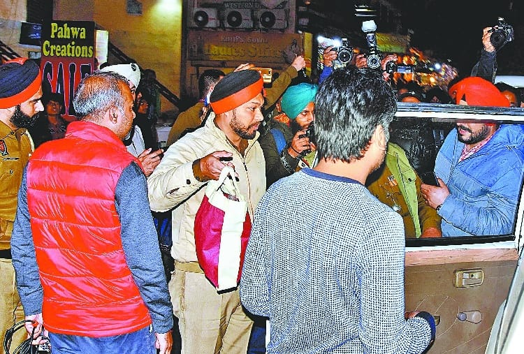 Gold worth two crores looted at gunpoint at Ludhiana of Punjab