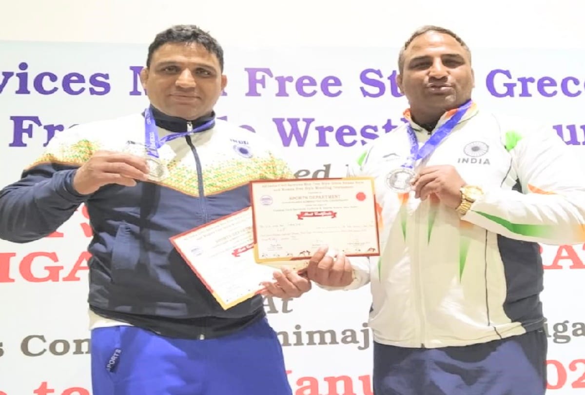 Dr. Sanjay and Jagdish of Himachal won silver in wrestling