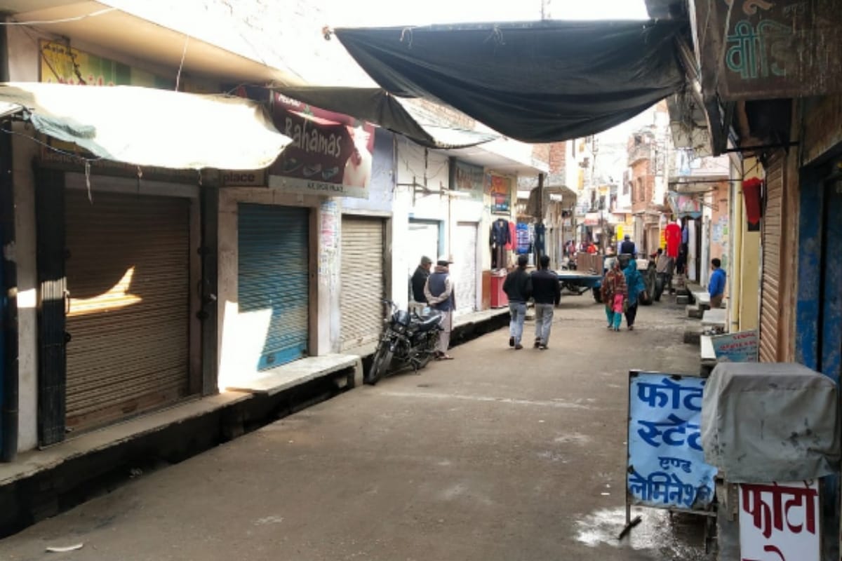 Mixed effect of Bharat bandh in western UP, some shops closed and posters omewhere