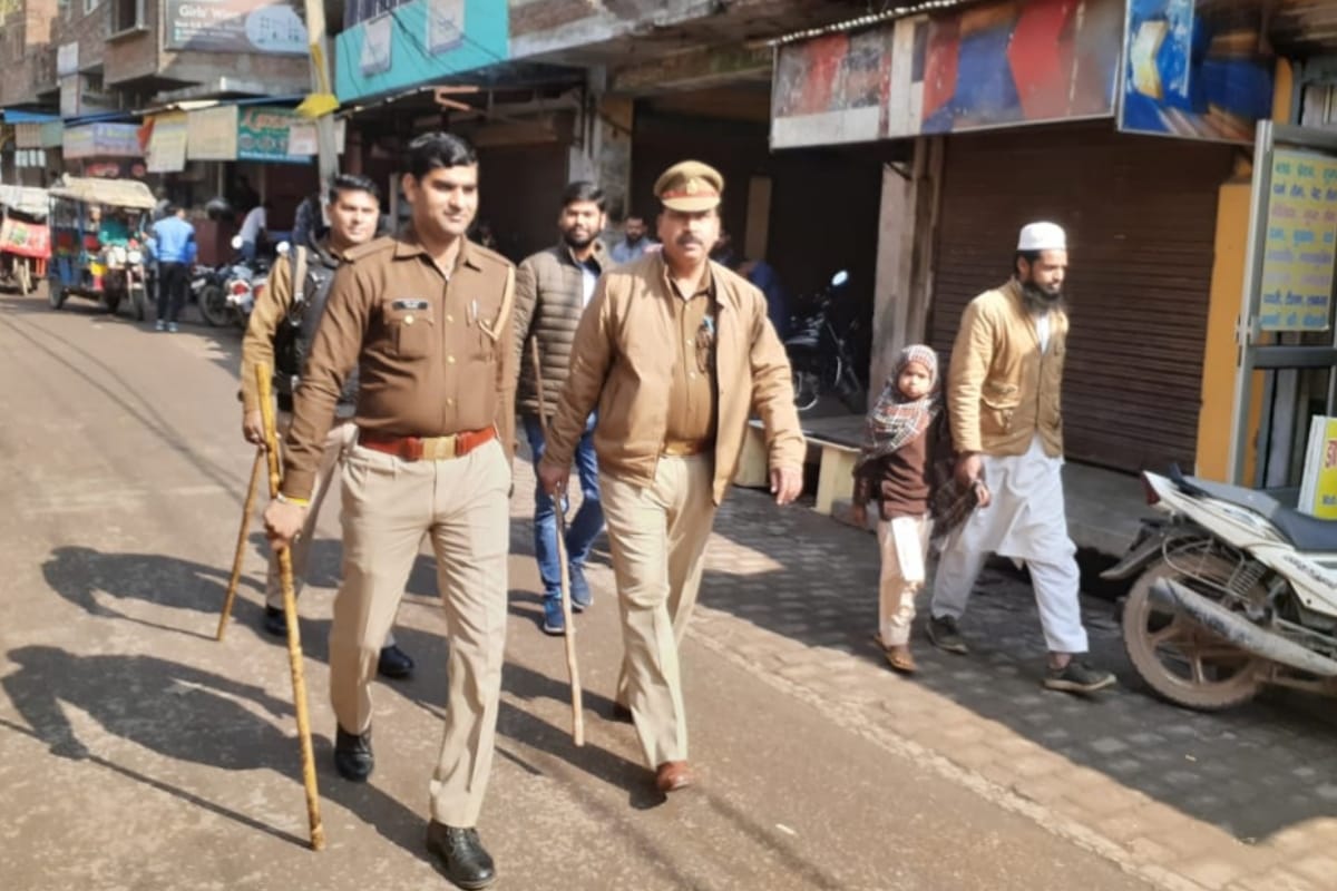 Mixed effect of Bharat bandh in western UP, some shops closed and posters omewhere
