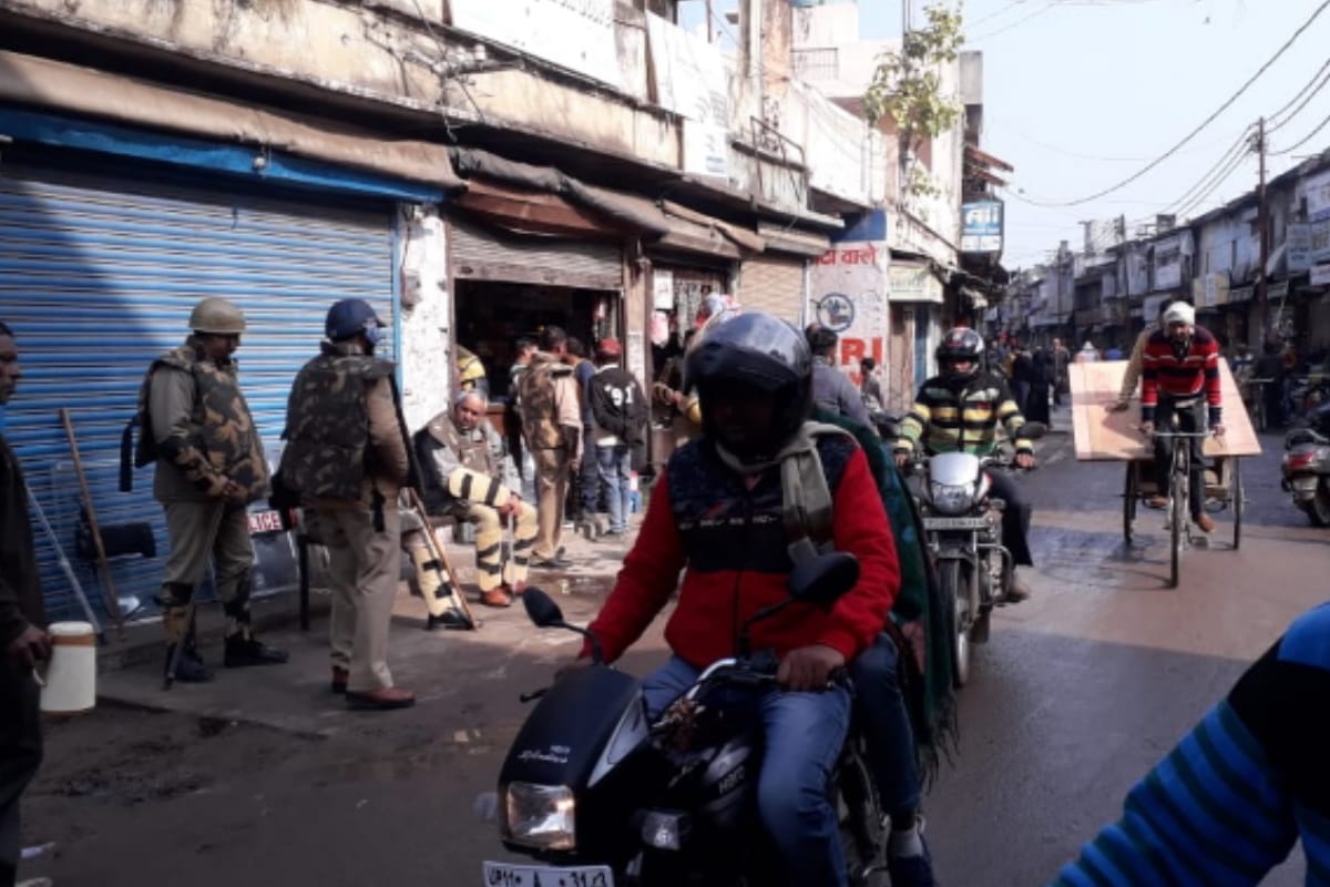Mixed effect of Bharat bandh in western UP, some shops closed and posters omewhere