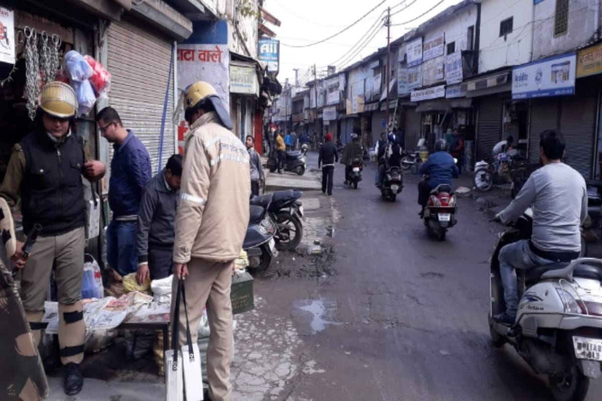 Mixed effect of Bharat bandh in western UP, some shops closed and posters omewhere