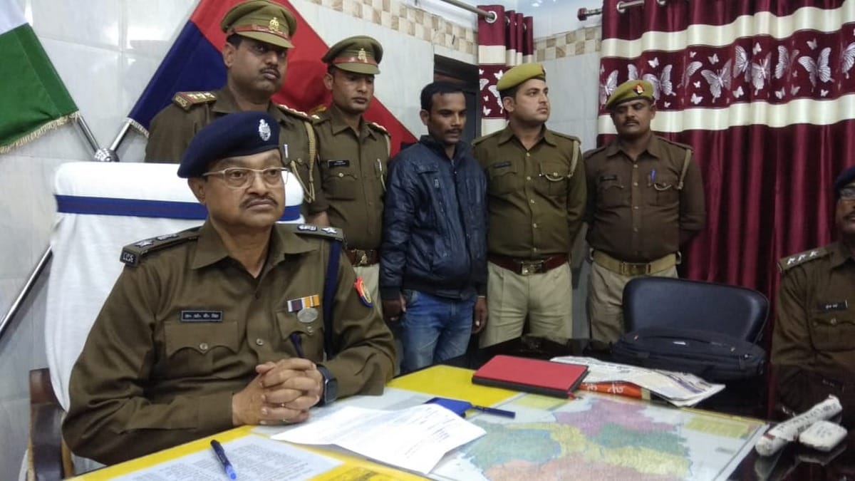 Police arrested lover with married woman in ghazipur