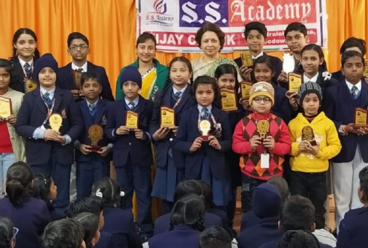 SS Academy and Kids Plant PlayWay organised prize distribution function on Wednesday