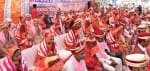कोकिलावन में सामूहिक विवाह समारोह में सजे दुल्हा-दुल्हन। संवाद