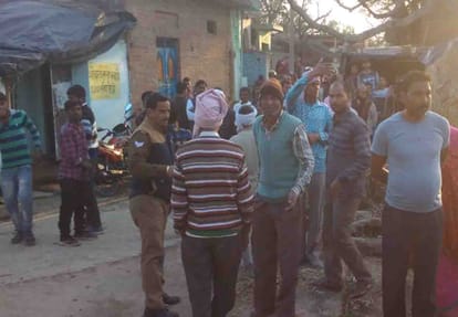 a man made 12 children hostage on home in farrukhabad