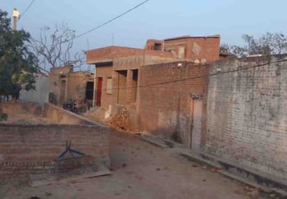 a man made 12 children hostage on home in farrukhabad