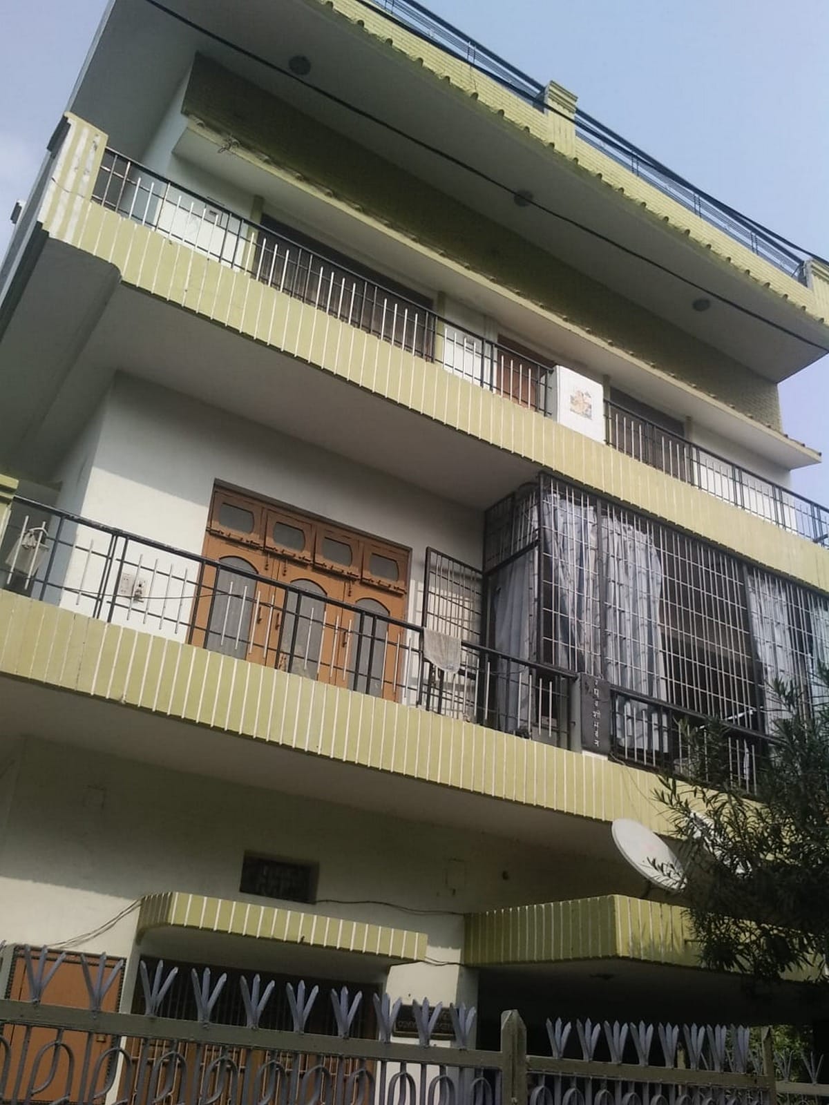 Advocate suicide dies by jumping from under construction multi storey building varanasi
