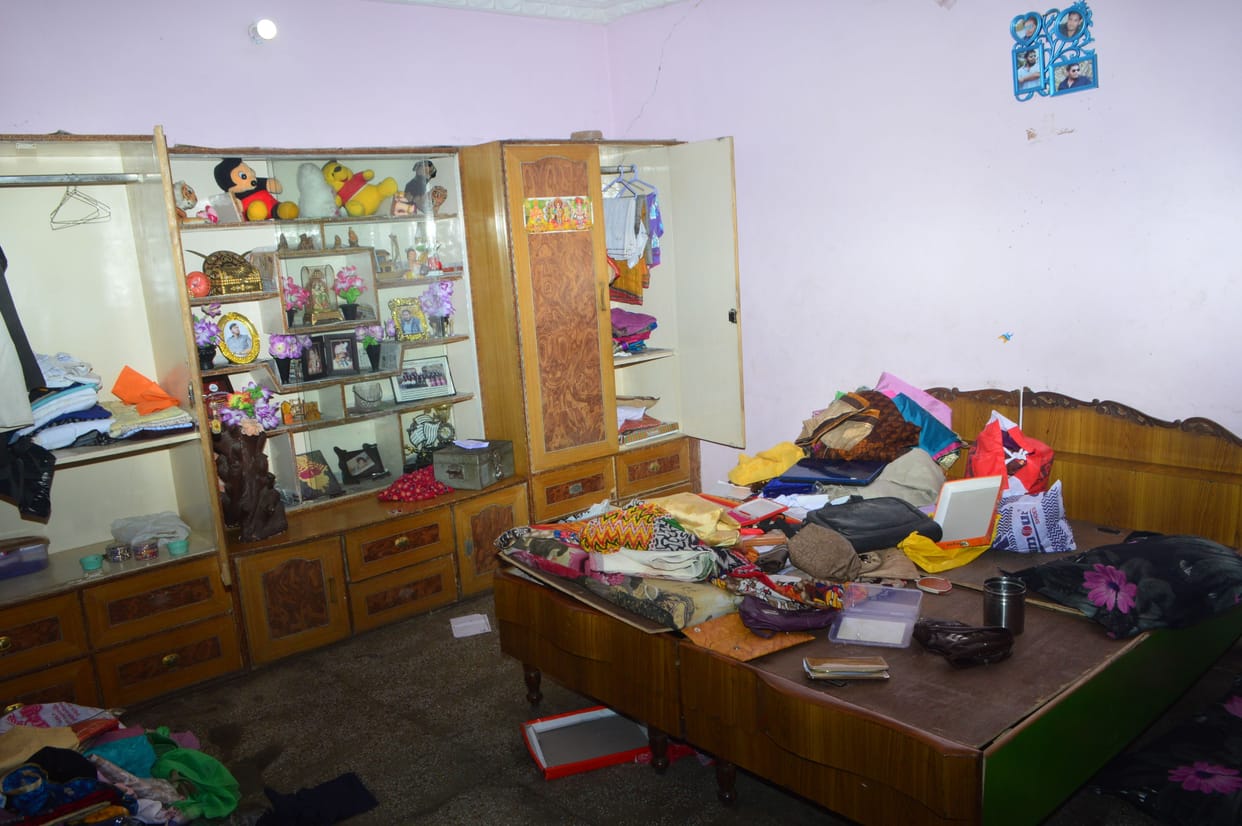 Lakhs stolen from salty businessmans house