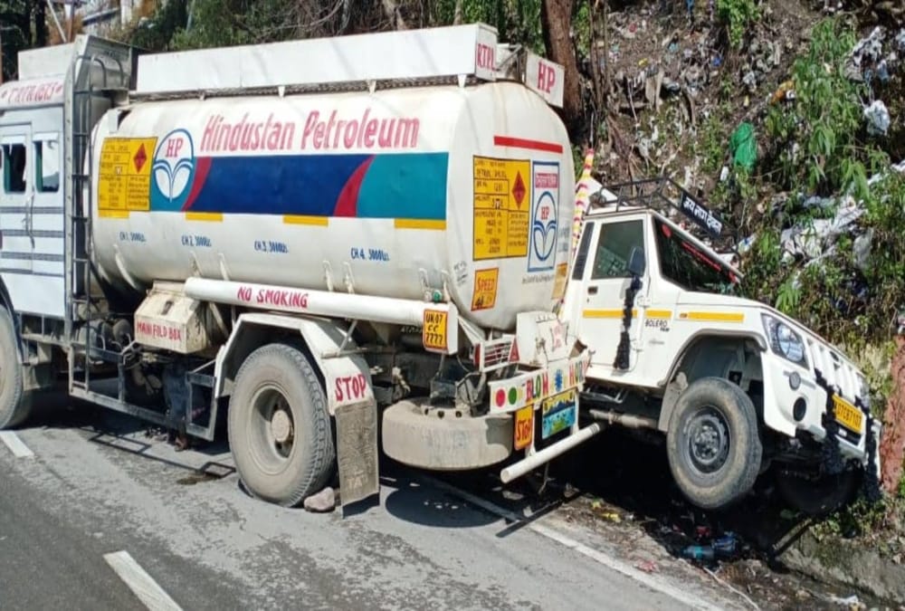 Petrol Tanker brake fail and Collides with Jeep on mussoorie road