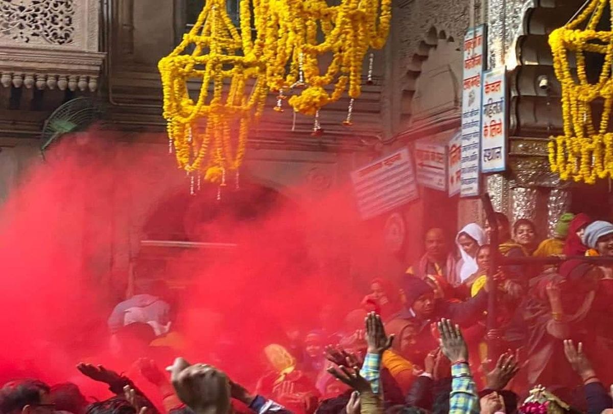 rangbharni ekadashi holi celebrations in banke bihari temple vrindavan