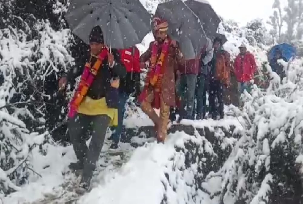Groom and baraat Going For marriage during heavy snowfall in chamoli uttarakhand