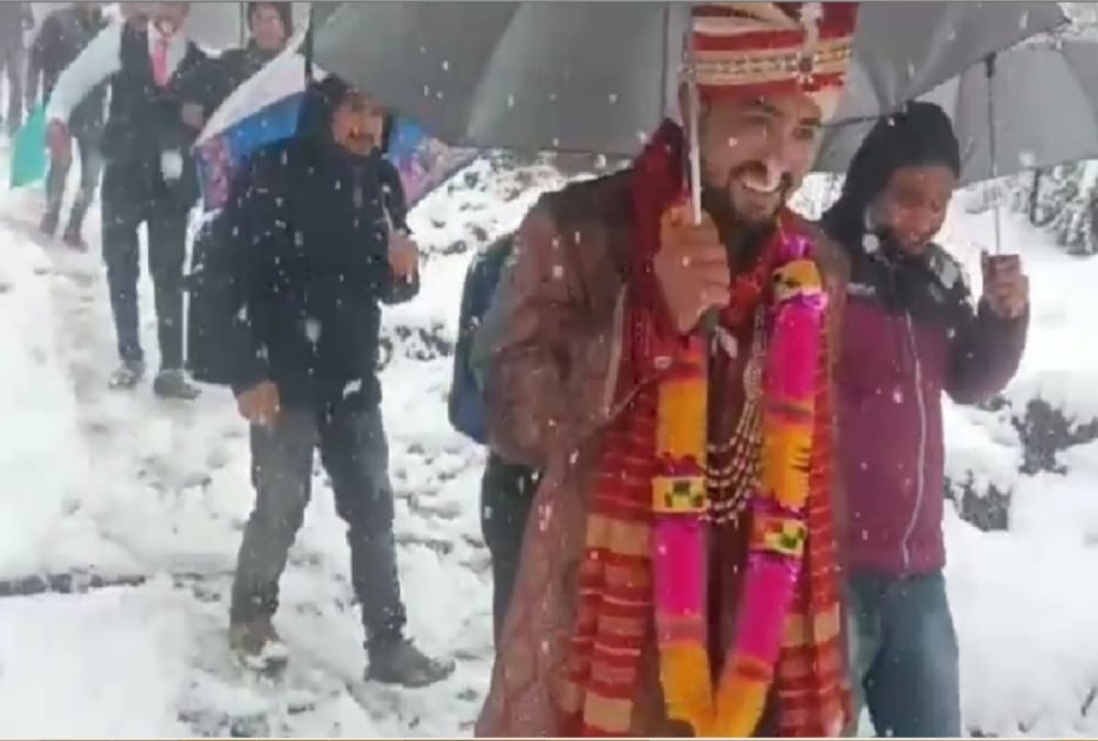 Groom and baraat Going For marriage during heavy snowfall in chamoli uttarakhand