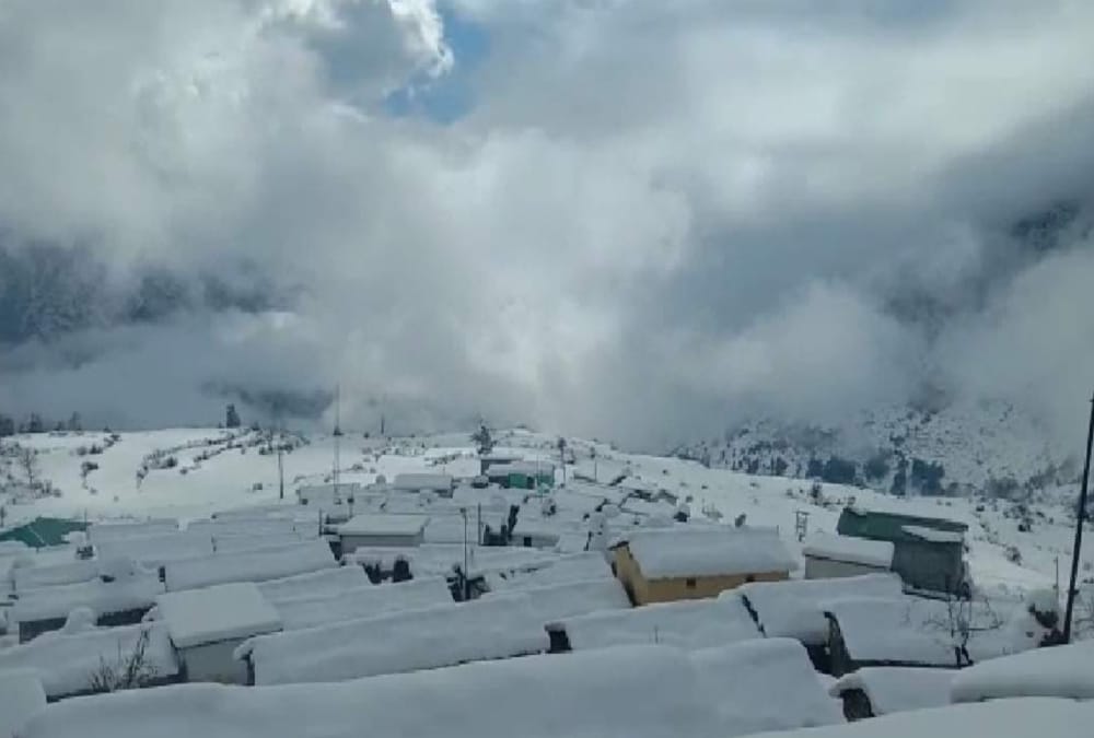Marriage During Snowfall Groom walked Eight Kilometers with Barat in uttarakhand chamoli