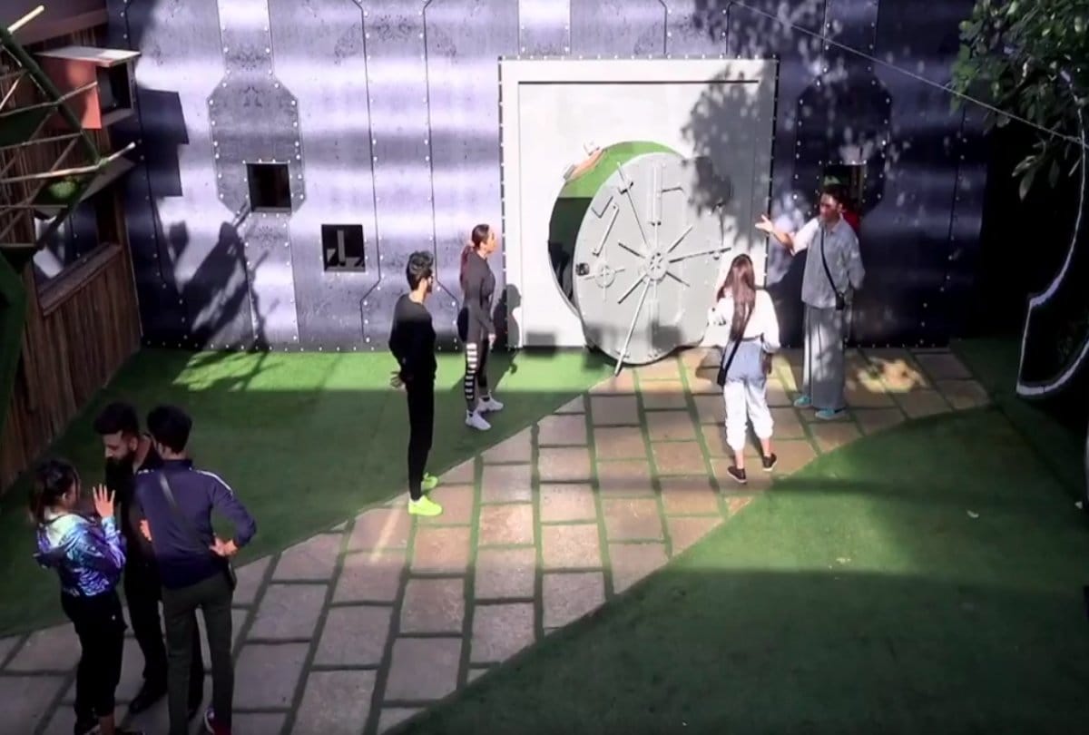 Bigg Boss 13 News Vikas Gupta Kashmira Shah Shahbaz Paras Chhabra and Mahira Sharma fight in task