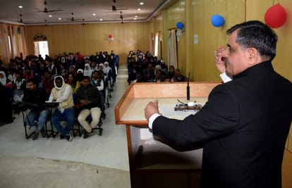 शिबली कालेज में पुस्तक मेले में आयोजित कार्यक्रम को संबोधित करते हरवीर सिंह।-