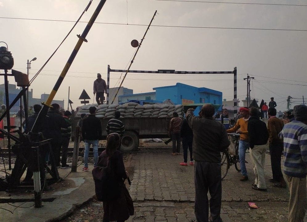 tracktor trolly interupt mathura-kasganj railway track