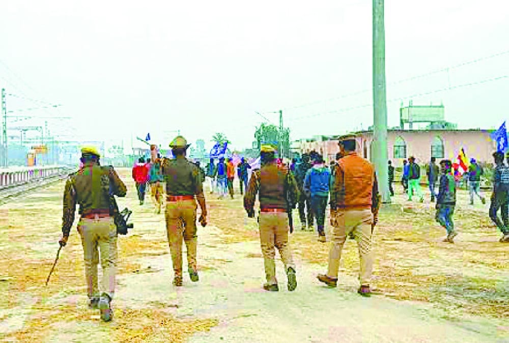 anarchy in mahanlalganj railway station in protest against caa.