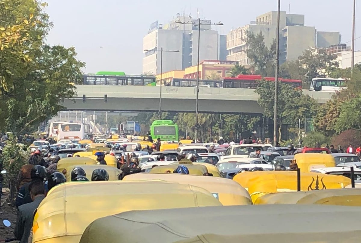Delhi latest traffic updates heavy traffic jam roads towards rajghat as protesters anti CAA marching