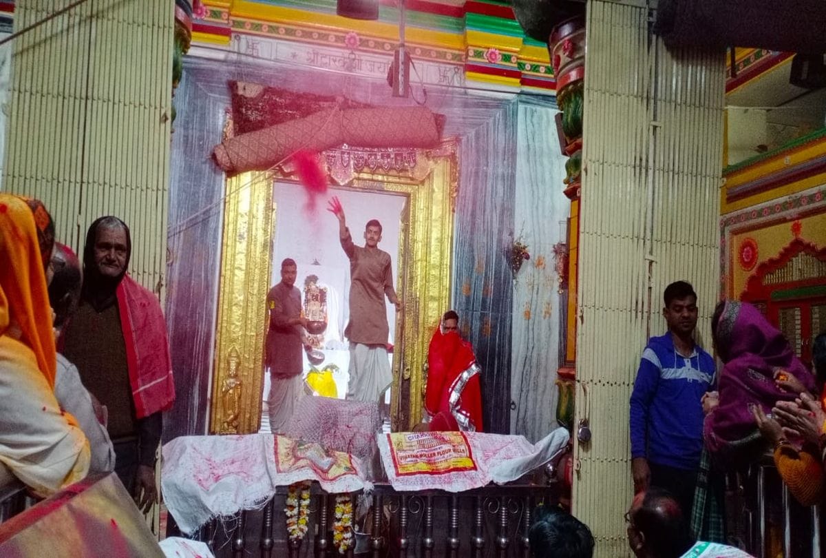 devotees celebrates holi in dwarkadhish temple mathura on holika ashtak