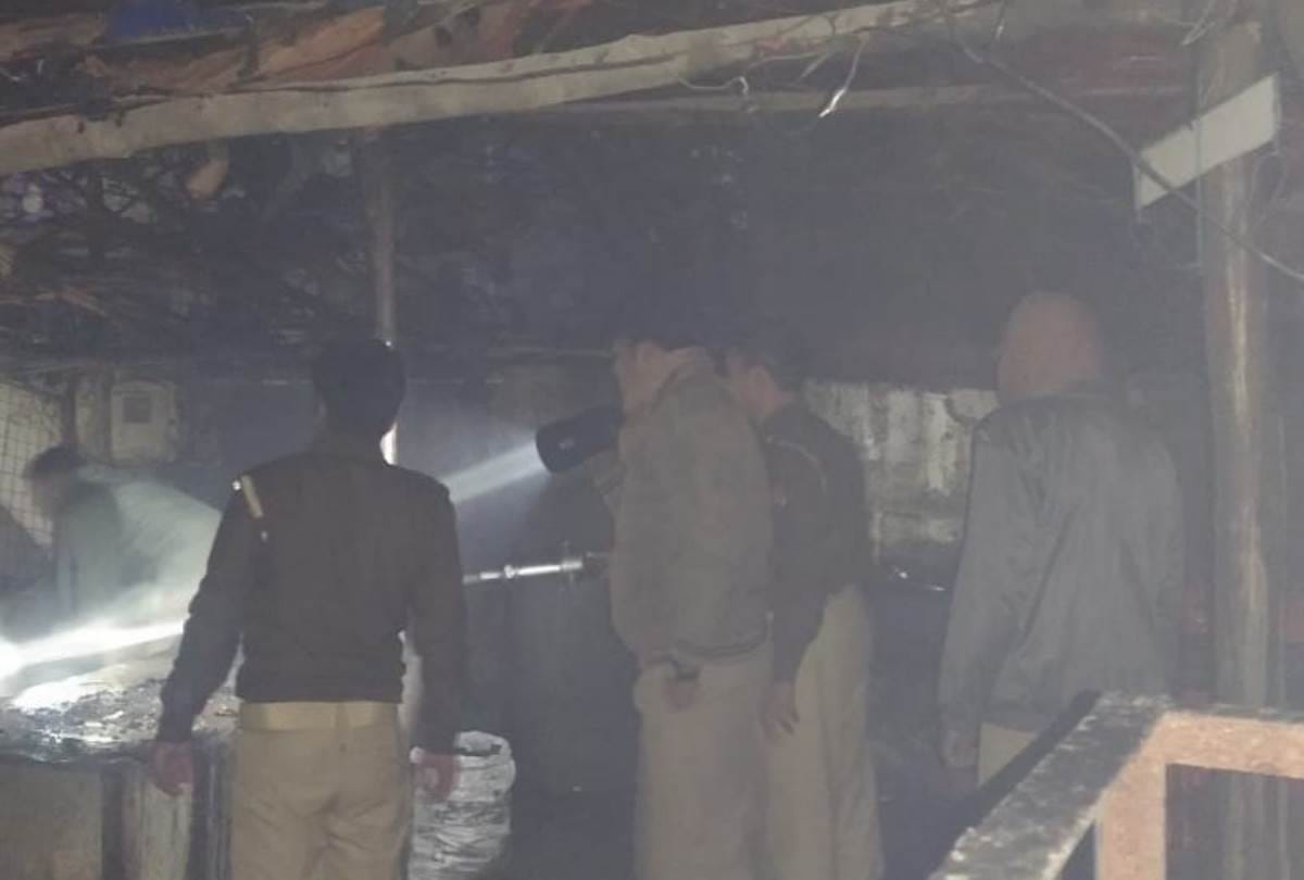 fire broke out in tea shop in lucknow