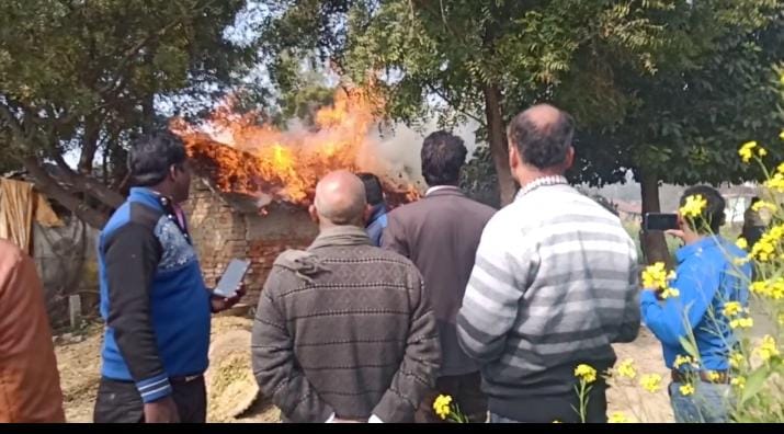 Women set fire to hut when they go to take possession of court order Gorakhpur
