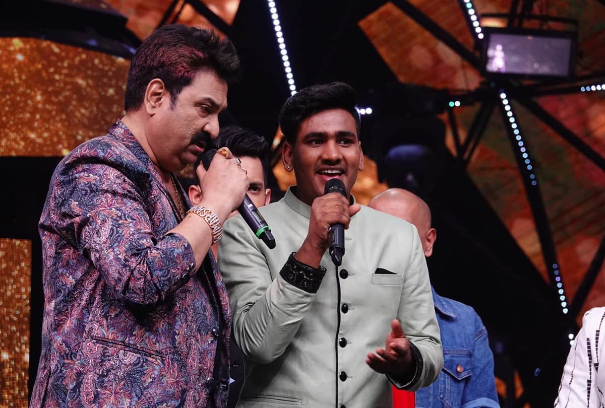 Kumar Sanu gifted Tiger Print Jacket and Black Goggle to Sunny Hindustani on Indian Idol 11