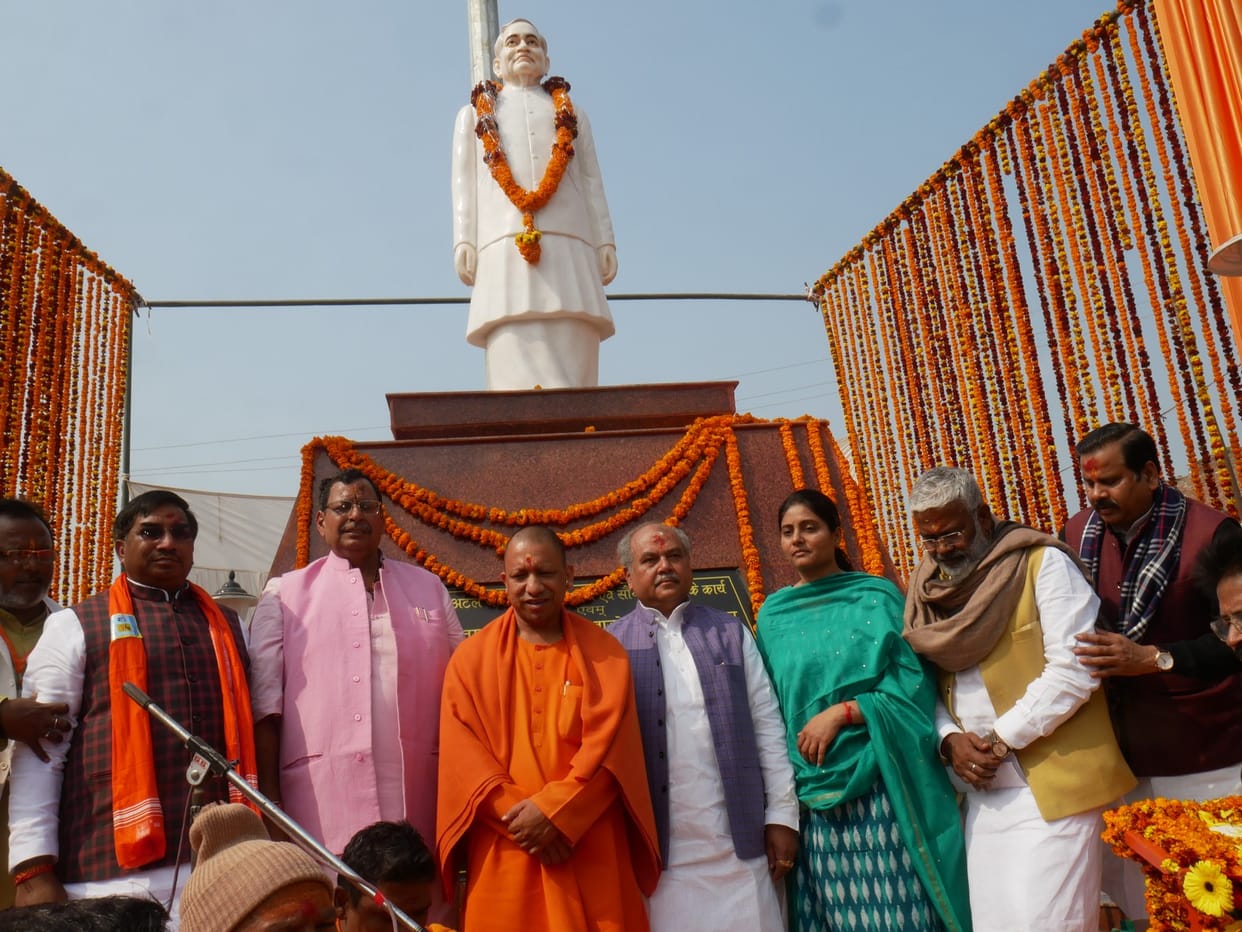 cm unveiling statue