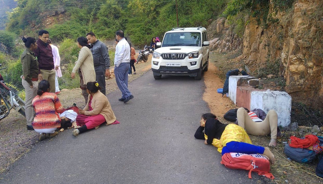 Magic falls near Kalinjar fort, 17 medical trainees injured