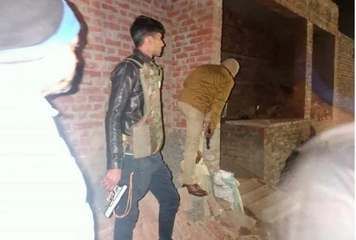 a man made 12 children hostage on home in farrukhabad