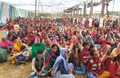 गोंडा के खमरौनी स्थित कामाख्या देवी मंदिर में यज्ञ के दौरान जुटे श्रद्धालु।