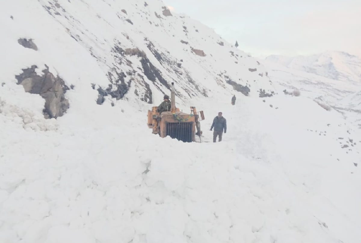 himachal weather: 429 roads including four NHs still closed, danger of avalanches