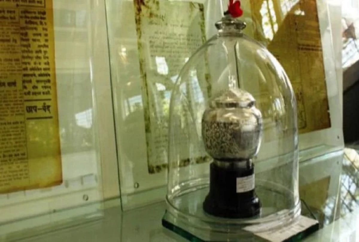 why Mahatma gandhi killer nathuram godse urn ashes have not been released in the river