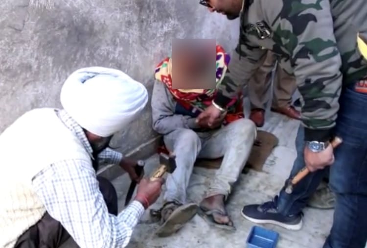 A Elderly man tied in chains found in a House at Ropar of Punjab