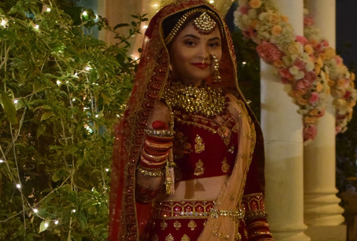 Naati Pinki Ki Lambi Love Story actress Riya Shukla wear 50 kg lehenga