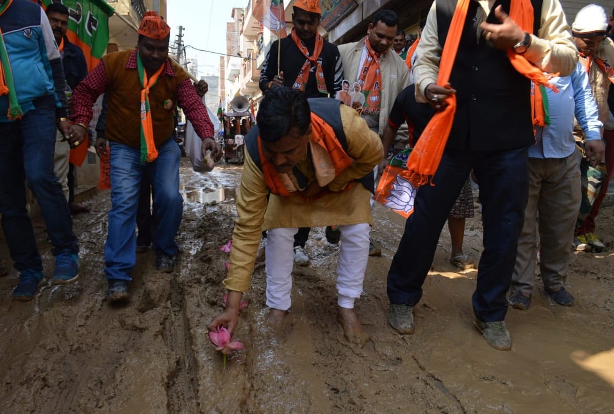 Delhi Assembly Elections 2020 Vikaspuri BJP candidate Sanjay Singh campaigns in unique way