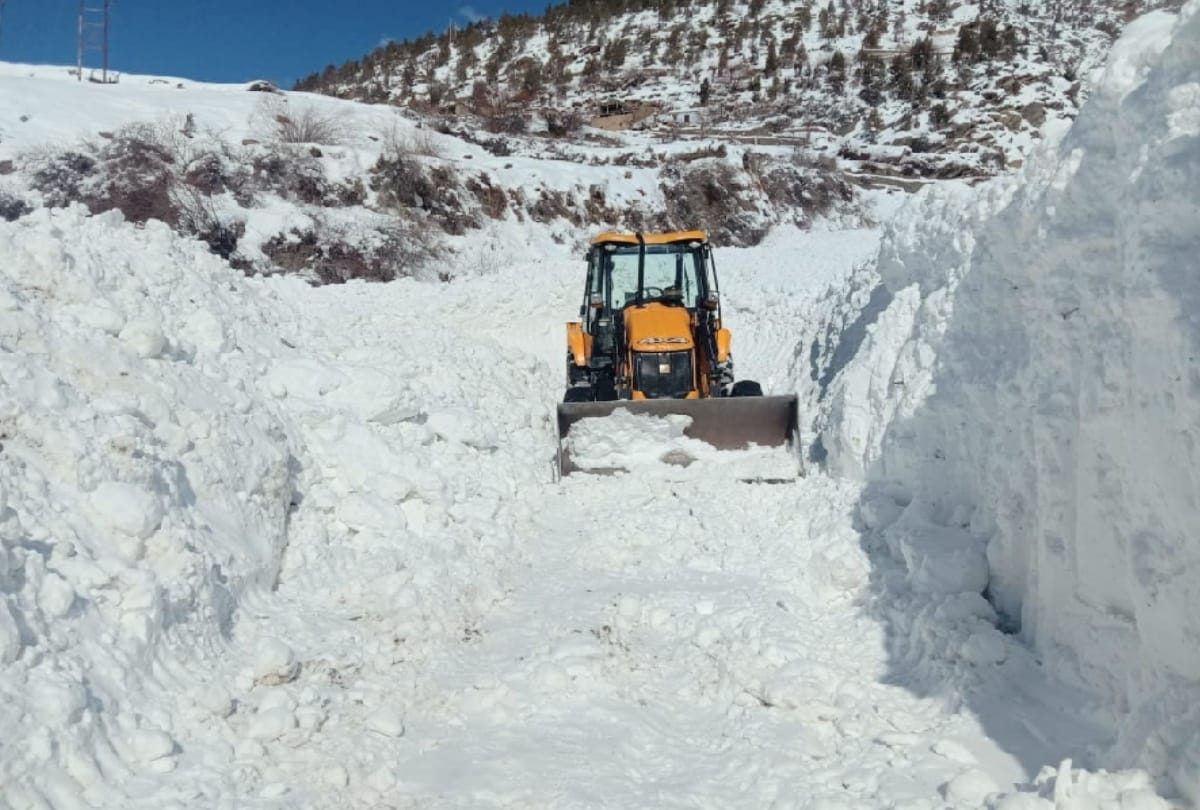 himachal weather: 429 roads including four NHs still closed, danger of avalanches