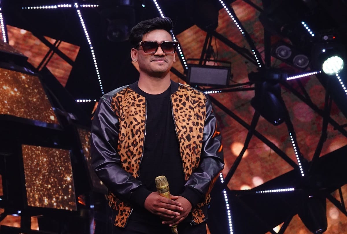 Kumar Sanu gifted Tiger Print Jacket and Black Goggle to Sunny Hindustani on Indian Idol 11