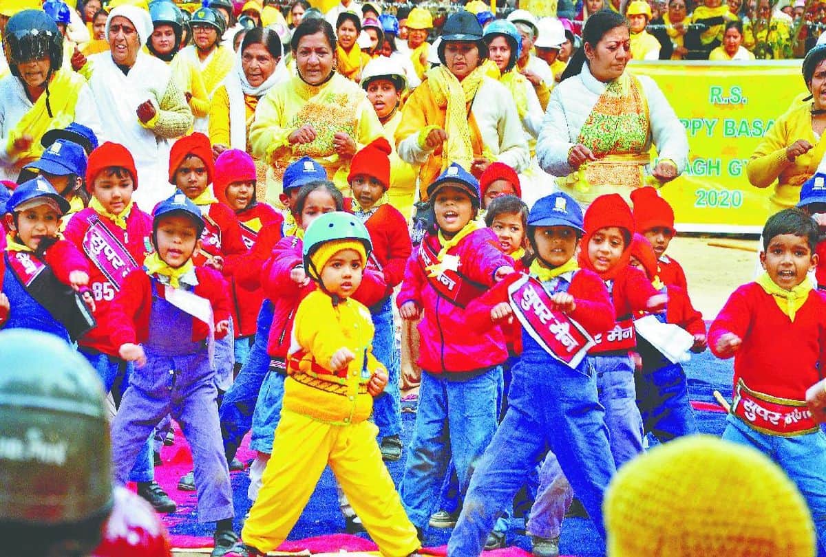 people wear helmet during walking in dayalbagh agra