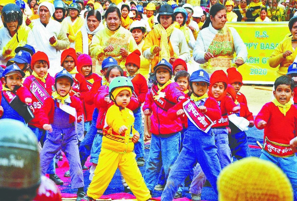 people wear helmet during walking in dayalbagh agra