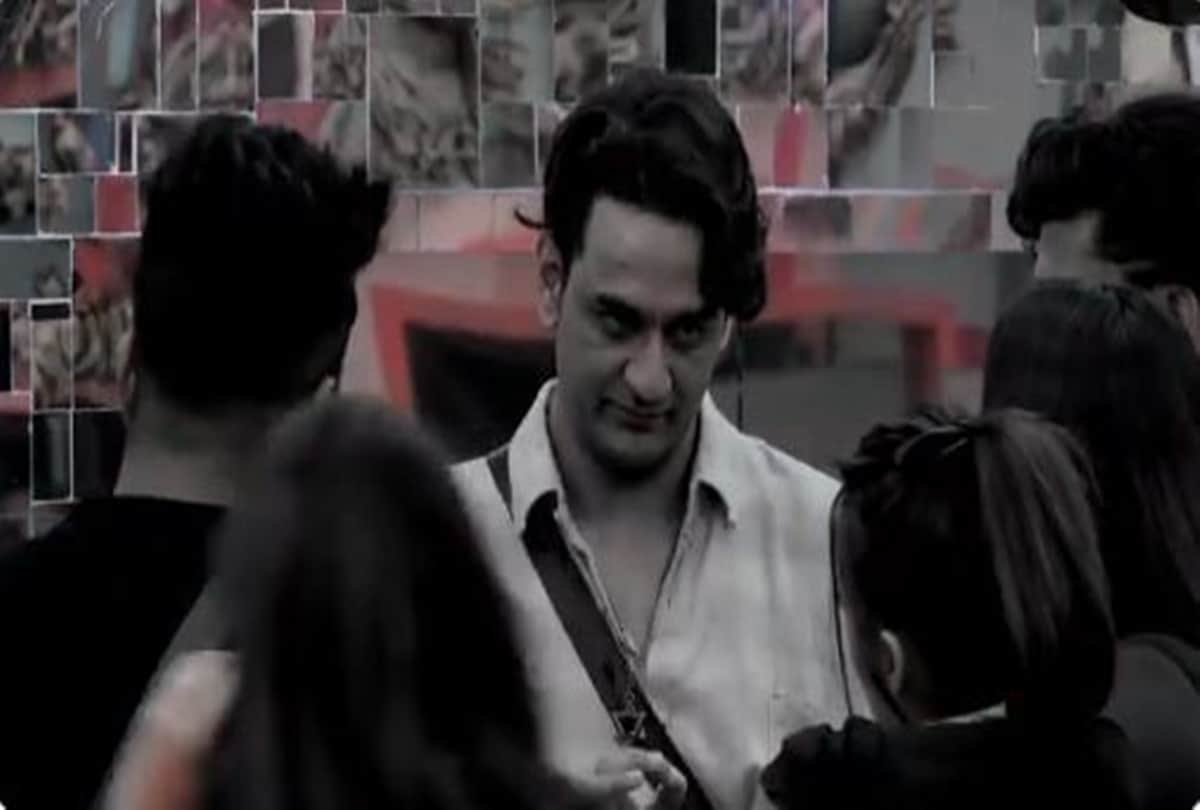 Photos of Bigg Boss 14 Contestant Vikas Gupta Sitting on Road Goes Viral