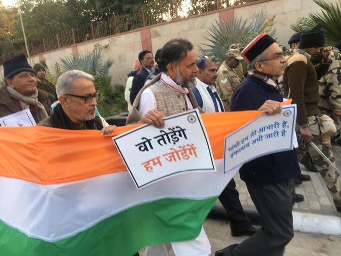 Social Activist and swaraj india leader yogendra yadav arrested during protest at rajghat