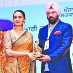 अवार्ड देकर सम्मानित करते खेल मंत्री सोढ़ी